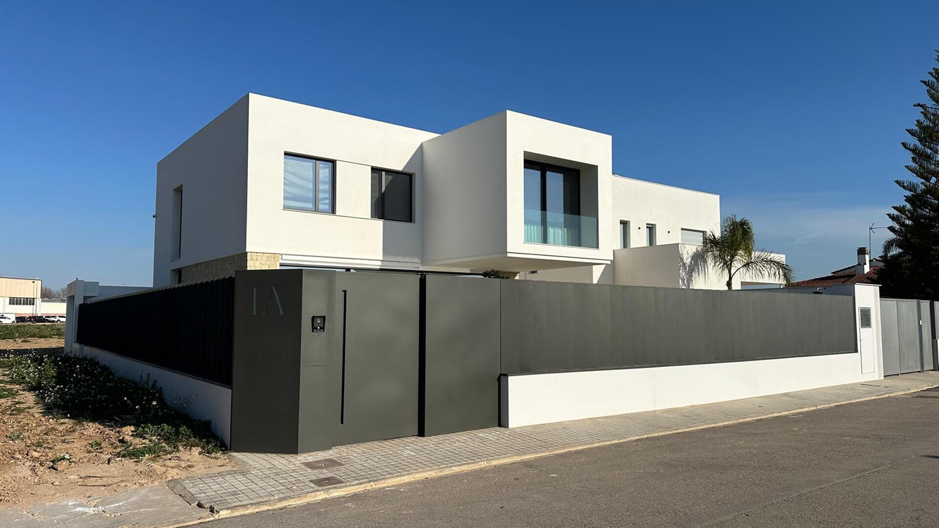 Vallado personalizado con puertas de acceso automatizadas